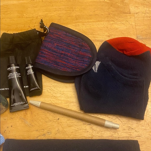 Someone Somewhere for Delta filled travel pouch w B&BWs, Hempz, Neutrogena more - Picture 4 of 8